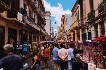 Éxodo hacia Argentina: en 3,8 millones de viajes, uruguayos duplicaron el gasto