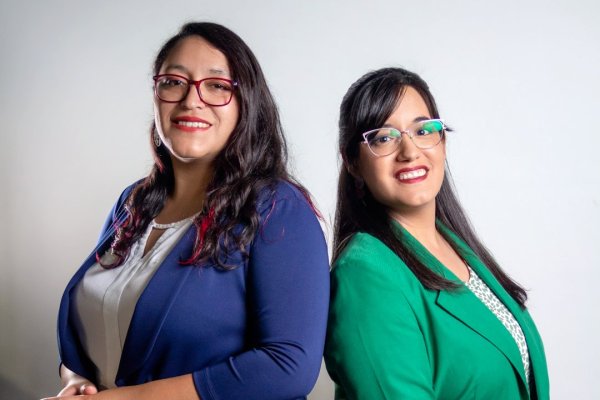 <p>Camila Cárdenas y Valentina Veloso, socias fundadoras de Yaku.</p>
