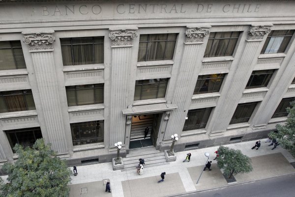 <p>La banca de inversión se alinea tras la sorpresa inflacionaria y adelanta para marzo la llegada del IPC a la meta del Banco Central</p>