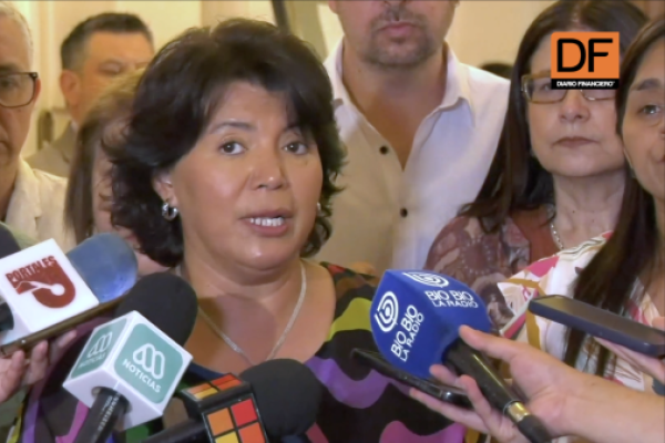 <p>Ahora en DF | Senadores presentan proyecto para regular el reajuste de sueldos de altas autoridades</p>