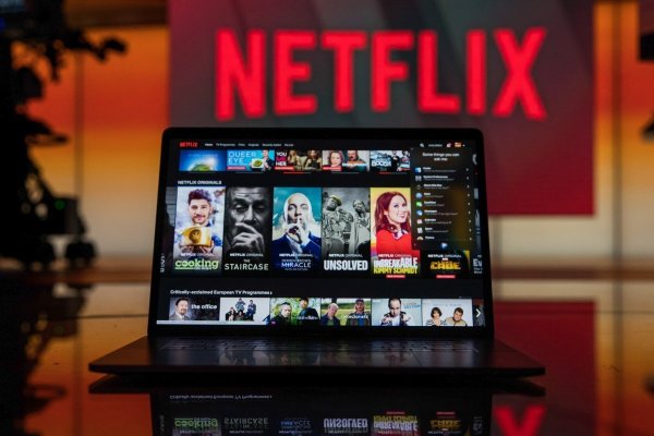 <p>Netflix anuncia el mayor aumento en el número de suscriptores desde la pandemia y sus acciones se disparan</p>