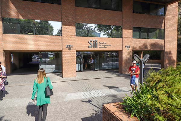 <p>Especialistas piden resguardar derechos del contribuyente en el nuevo mecanismo para que el SII acceda a información financiera</p>