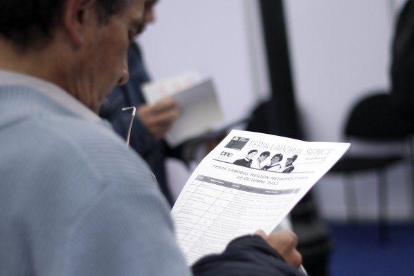 Sin fotos ni domicilio del postulante: comisión aprueba indicaciones a proyecto que regula la transparencia de las remuneraciones en ofertas de trabajo