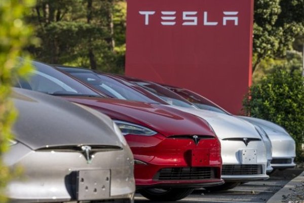 <p>Tesla informa ganancias menores a las esperadas y advierte crecimiento más lento en 2024 mientras trabaja en próximos modelos</p>