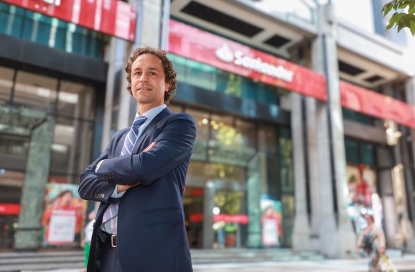 <p>Fernando Larraín, de Banco Santander: “Esperamos una inversión que, de alguna manera, empieza a mostrar signos de recuperación”</p>