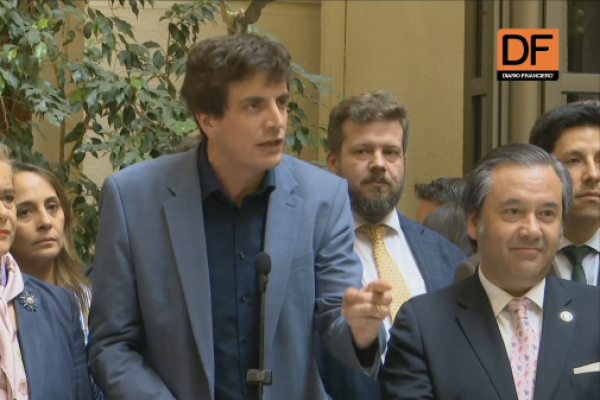 <p>Ahora en DF | Diputados de oposición por idea de legislar la reforma previsional: “Lo que pasa al Senado es un proyecto vacío”</p>