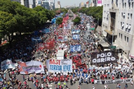 Milei enfrenta primera prueba de fuego en las calles y sigue sin destrabar plan de austeridad en el Congreso
