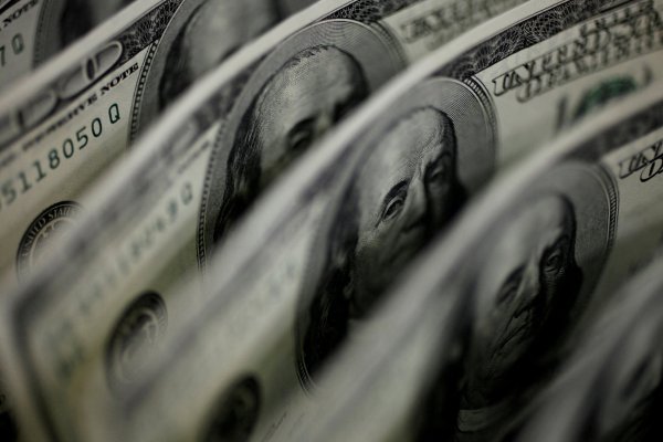 Dólar baja levemente en la apertura en medio de depreciación global de la divisa