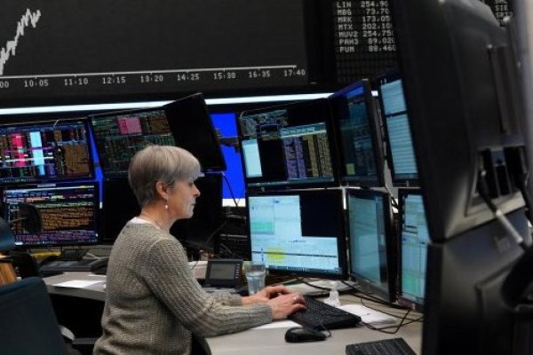 Bolsas europeas suben animadas por LVMH, pero futuros en Wall Street bajan tras seguidilla de récords