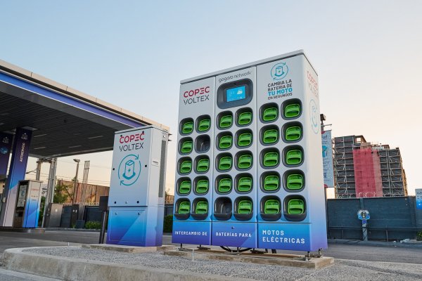 <p>Copec trae sistema de intercambio de baterías para motos eléctricas a Chile de la mano de startup taiwanesa</p>