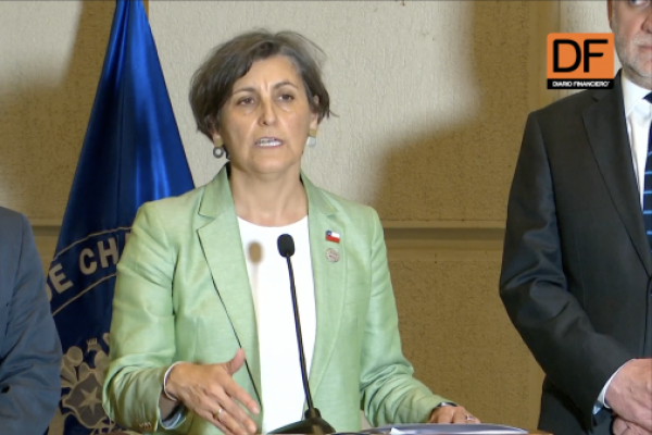 <p>Ahora en DF | Ministra Aguilera dice “estar satisfecha” por aprobación de ley corta de isapres y se compromete en “establecer un techo” en el incremento del plan</p>