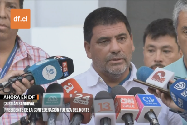 <p>Ahora en DF | Camioneros del norte se reúnen con el Gobierno: “El tema de seguridad ha sido demasiado lento y vinimos a buscar soluciones”</p>