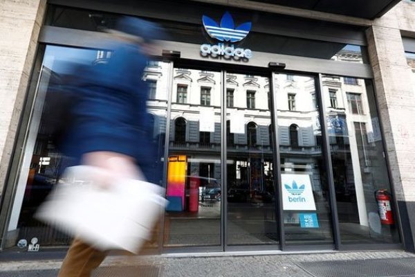<p>Acciones de Adidas caen tras sus prudentes perspectivas para 2024</p>