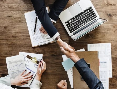 CEOs de las principales startups latinoamericanas reciben una mediana de sueldo de US$ 3 mil mensuales y una participación accionaria de 47%