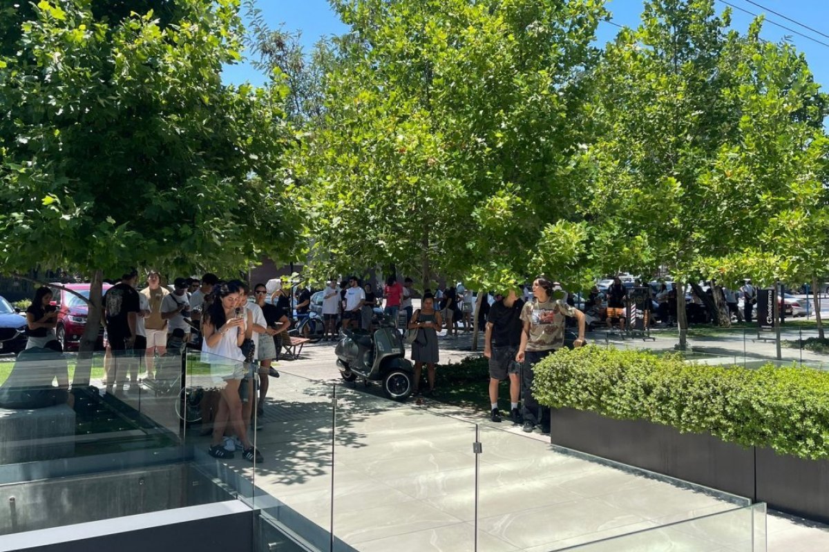 <p>La tienda detrás de la multitudinaria fila en Vitacura a 35 grados de calor</p>