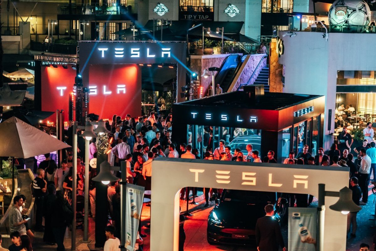 <p>Viaje a Chaitén, ventas in situ y 30 ejecutivos extranjeros: los detalles del estreno de Tesla en Chile</p>