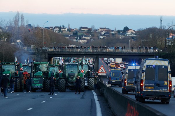Agricultores franceses siguen con los bloqueos.