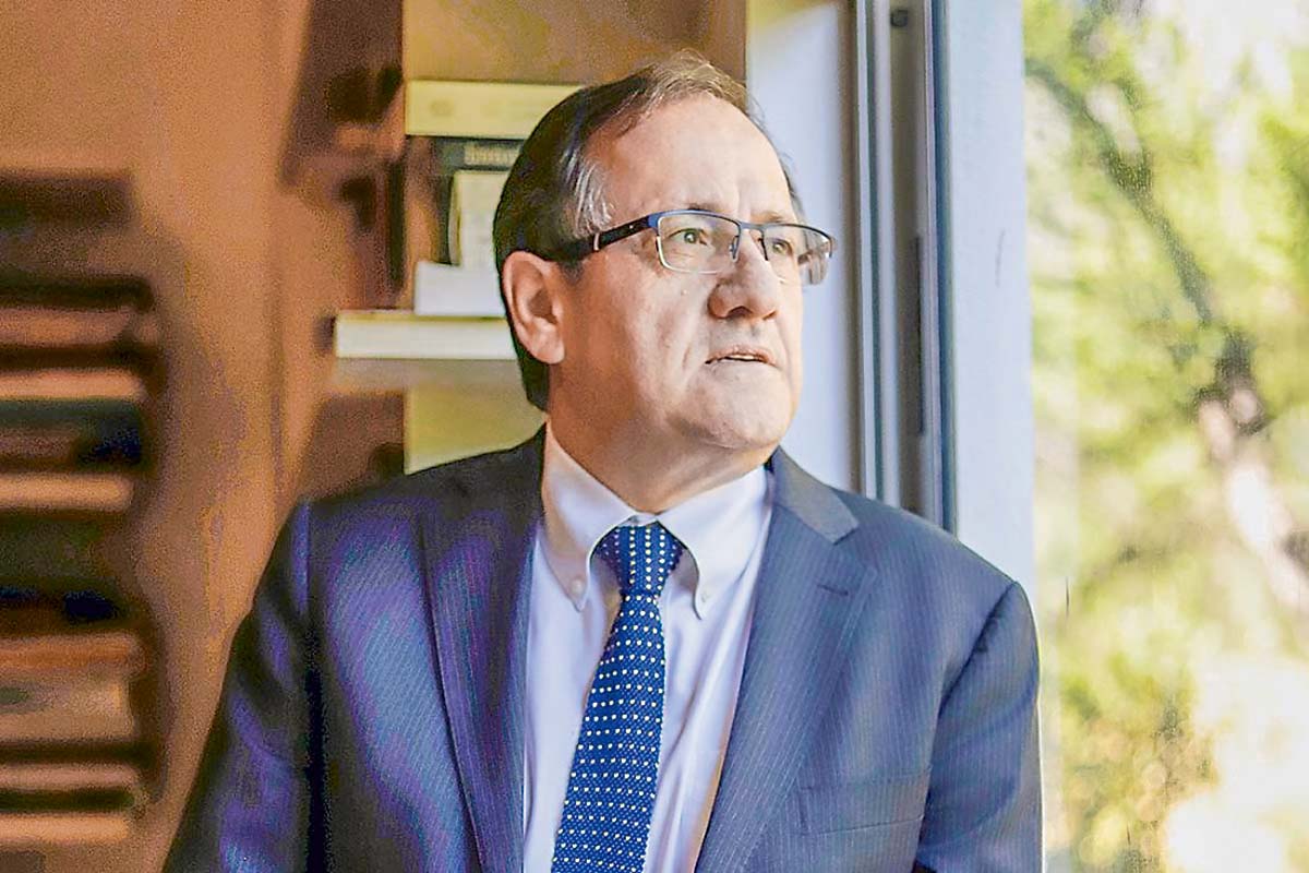 <p>Harald Beyer renuncia a la rectoría de la UAI, pero ¿deja la universidad?</p>