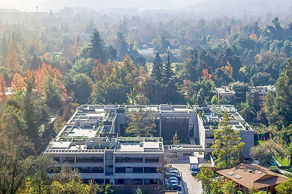 <p>Departamentos de 57 mil UF, sus dueños y la constructora: una disputa en una de las calles más caras de Chile</p>