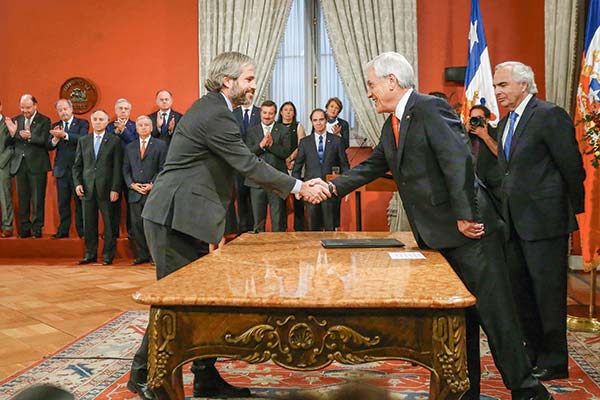 <p>El estallido social llevó a Piñera a realizar un profundo cambio de gabinete, que incluyó a su ministro del Interior, Andrés Chadwick, reemplazado por Gonzalo Blumel. La otra cara, la gestión del Covid-19.</p>