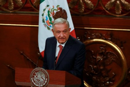AMLO busca cambiar estatus a compañía eléctrica y de petróleo para que sean empresas públicas