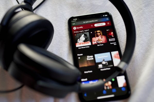 Resultados de Spotify superan pronósticos y sus acciones se disparan a máximos de dos años