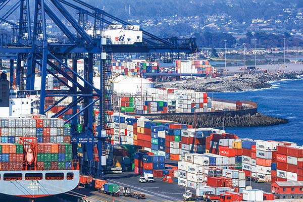 Exportaciones rompen con nueve meses en rojo y parten el año al alza gracias a la minería
