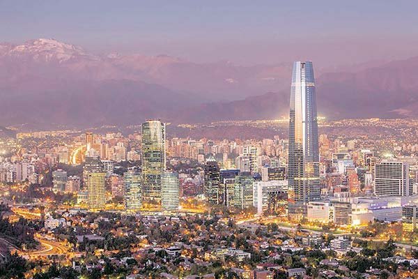 <p>Siguen los ajustes: CNE baja volumen de energía a adjudicar en licitación de suministro para clientes regulados</p>