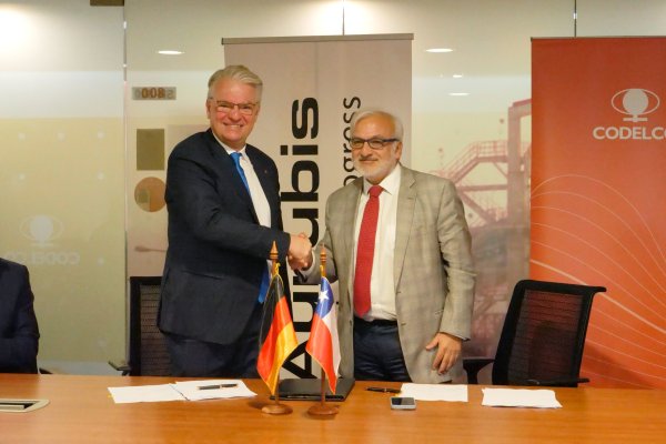 <p>CEO de Aurubis, Roland Harings, y el presidente ejecutivo de Codelco, Rubén Alvarado, tras firmar el acuerdo. </p>