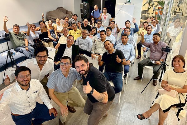 <p>José Miguel Oyarzo (de polera negra, adelante) durante una reunión clientes en la nueva oficina de Perú, ubicada en el distrito de Miraflores en Lima.</p>