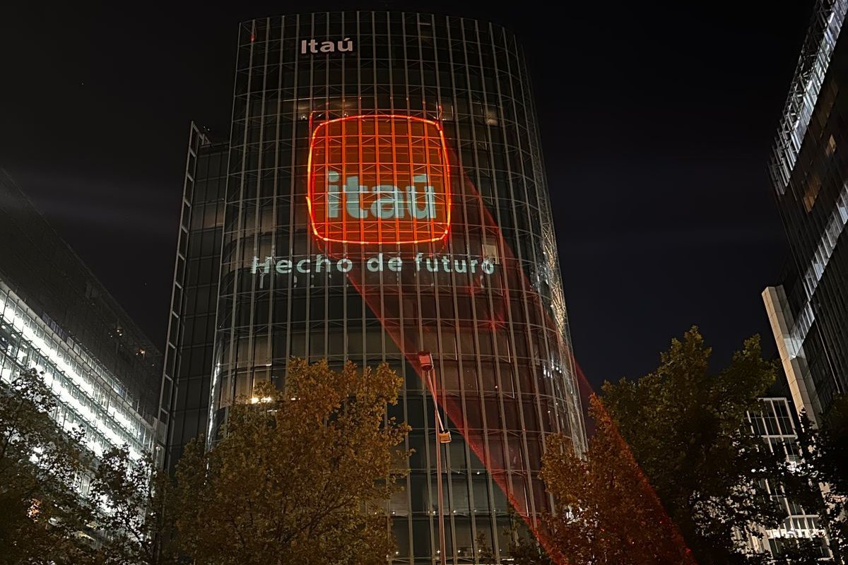 <p>Cuenta corriente digital, alianzas con fintech y nueva imagen: El segundo tiempo del Itaú en Chile</p>