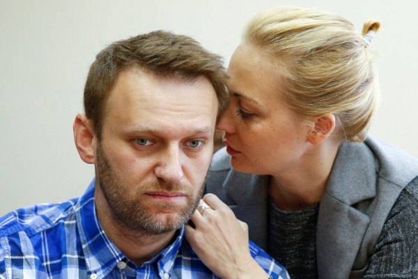 <p>El líder opositor ruso Alexei Navalny y su esposa Yulia. Foto: Reuters</p>