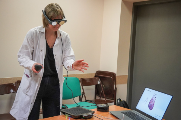 Multinacional de software elige a Chile en la región para debutar con tecnología inmersiva que permite ver, tocar e interactuar con un corazón en 3D
