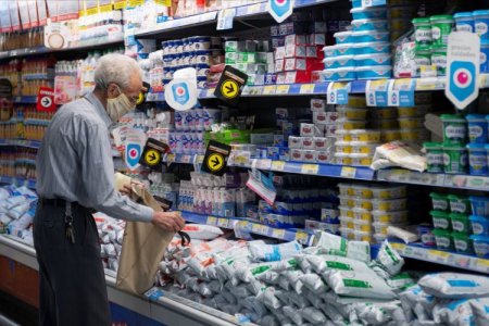 Gobierno de Argentina fija alza de sueldo mínimo en 30% desde marzo