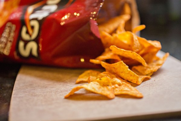 ¿Pollo con Doritos? PepsiCo ve un futuro para sus snacks como agregados en platos de comida
