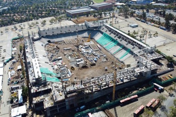 Construcción del nuevo estadio de la UC alcanza el 60% y aparecen primeros interesados por espacios comerciales