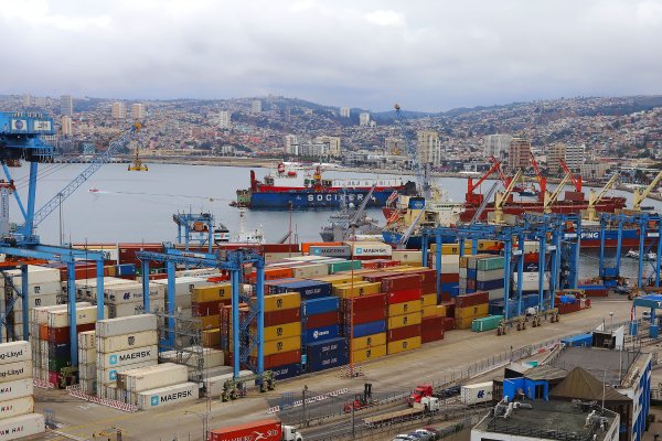 <p>Nadie lo mueve: China fue el principal socio comercial de Chile en 2023 pese a caída de exportaciones</p>