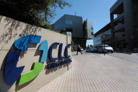 Filial chilena de Femsa inicia acciones legales contra una de las mayores clínicas del país