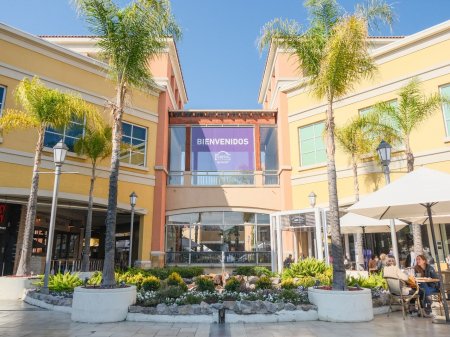 "Cencomalls": Cencosud reordena negocio de centros comerciales bajo paraguas de nueva marca única para toda la región