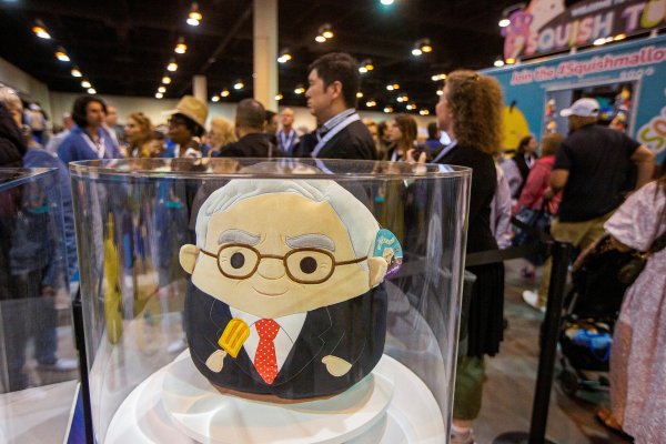 Los números del holding de Warren Buffett: utilidades récord en 2023 gracias a los seguros e inversiones