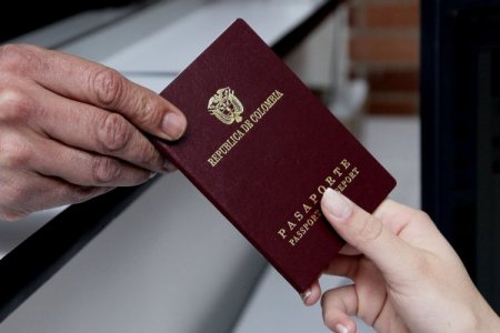 Escándalo en Colombia por licitación de pasaportes: presidente Petro calificó de "traidor" a funcionario que adjudicó contrato