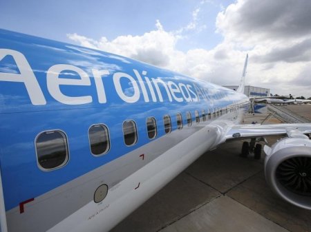 Paro de trabajadores aéreos en Argentina afecta a más de 35 mil pasajeros y obliga a cancelar cerca de 400 vuelos