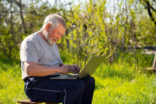 <p>Trabajar desde la playa, la montaña o el campo: una opción todavía a medio camino en Chile</p>