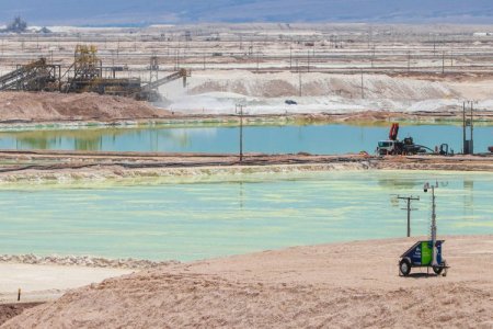 Ganancias de minera chilena de litio SQM se desploman casi 50% por caída en precios de su producto estrella