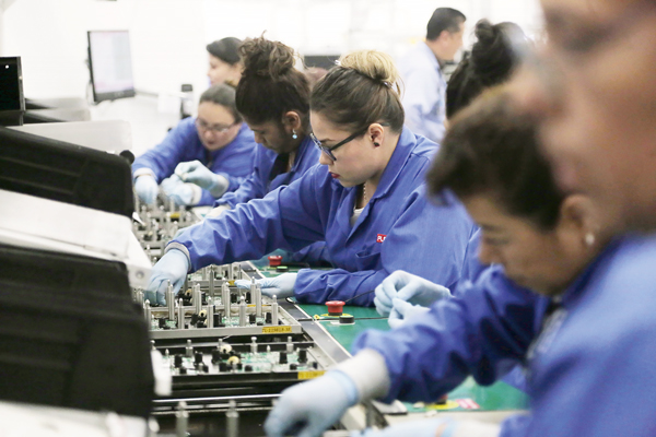 <p>Cifras del comercio y la industria alientan proyecciones del mercado: los más optimistas prevén un crecimiento de la actividad de 2% en enero</p>