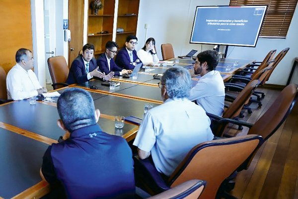 <p>Oficialismo respalda incremento de tributos, pero oposición y la DC lo rechazan</p>