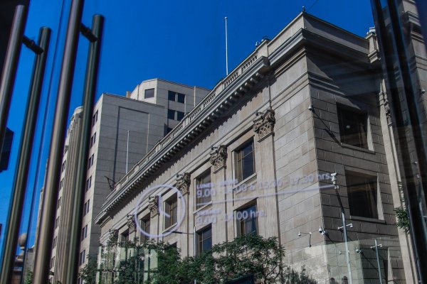<p>El mercado se debate entre el optimismo y la cautela tras sorpresivo Imacec de enero y sigue esperando un recorte de tasas de 100 puntos en abril</p>