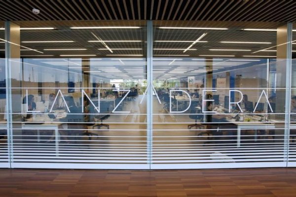 <p>La sede de Lanzadera está en Valencia, España.</p>