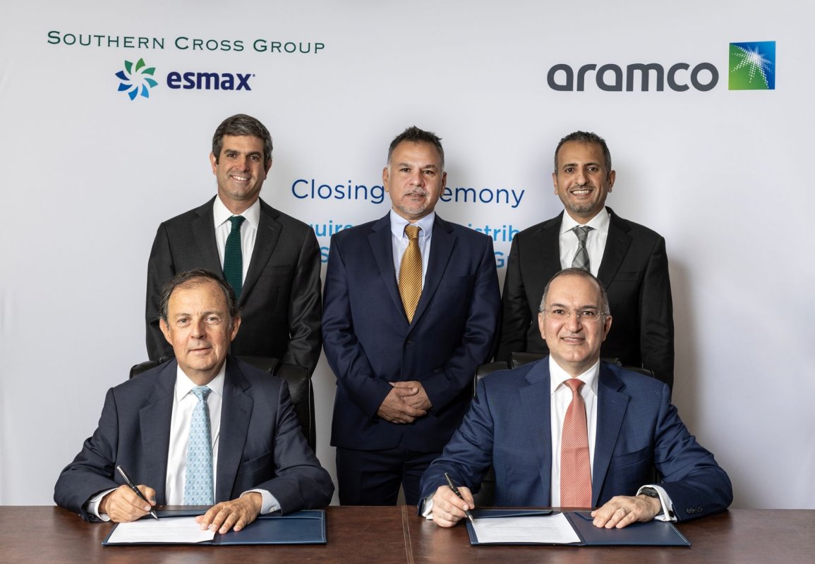 <p>Raúl Sotomayor, socio de Southern Cross Group, al frente a la izquierda, y Mazin Dabbagh, presidente y director ejecutivo de Aramco Europa, al frente a la derecha. En la última fila, de izquierda a derecha, están Jaime Besa, socio de Southern Cross Group, Ziyad Juraifani, vicepresidente de venta minorista de Aramco y presidente de Esmax, y Nader Al Douhan, director minorista internacional de Aramco.</p>