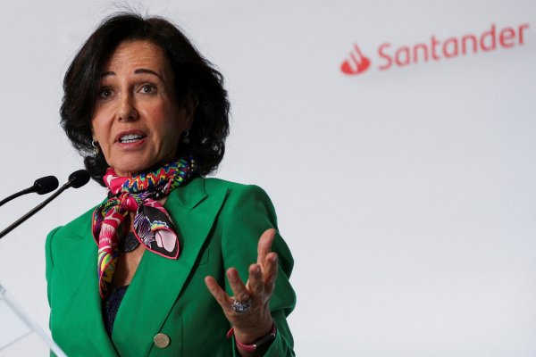 <p>Instan a los accionistas de Grupo Santander a votar en contra del paquete salarial de Ana Botín</p>